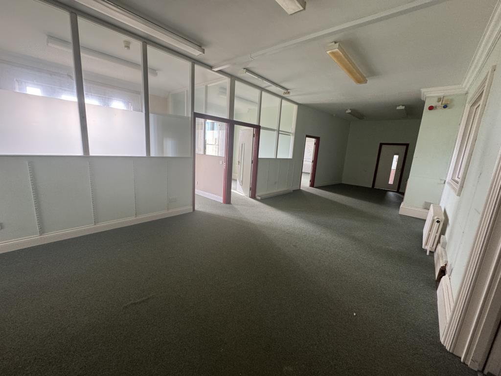 Lot: 82 - MANSION VILLA LOCATED IN CITY CENTRE PARK - First floor offices